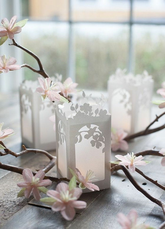 uhlové papierové svietidlá ozdobené listami a kvetmi, stolová dekorácia, vetvy