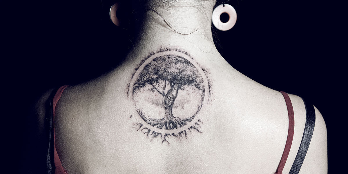 Arbore de tatuaj de viață pe spate într-un cerc, ilustrare foarte realistă