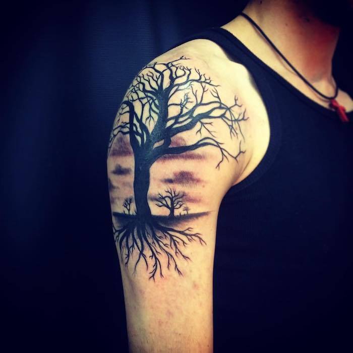 un copac de tatuaj de viață într-o pajiște plină de copaci înainte de apusul soarelui
