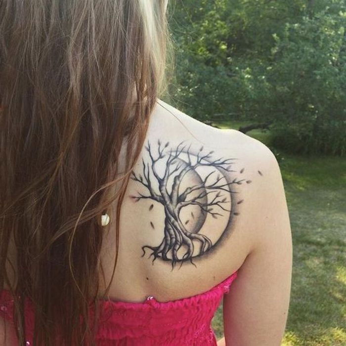 un copac tatuaj de viață cu luna în fundal pe spate, peste bluza roz