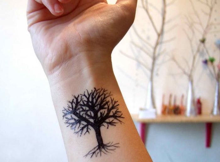 Celtic tatuaj un copac mic pe încheietura mâinii cu simbolism profund