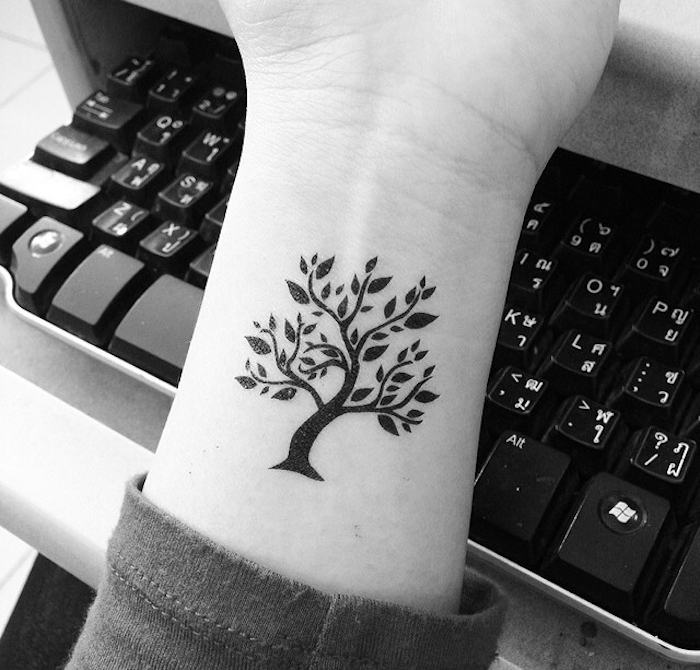 un copac mic drăguț al tatuajului de viață, destul de adevărat, la stilul încheieturii mâinii