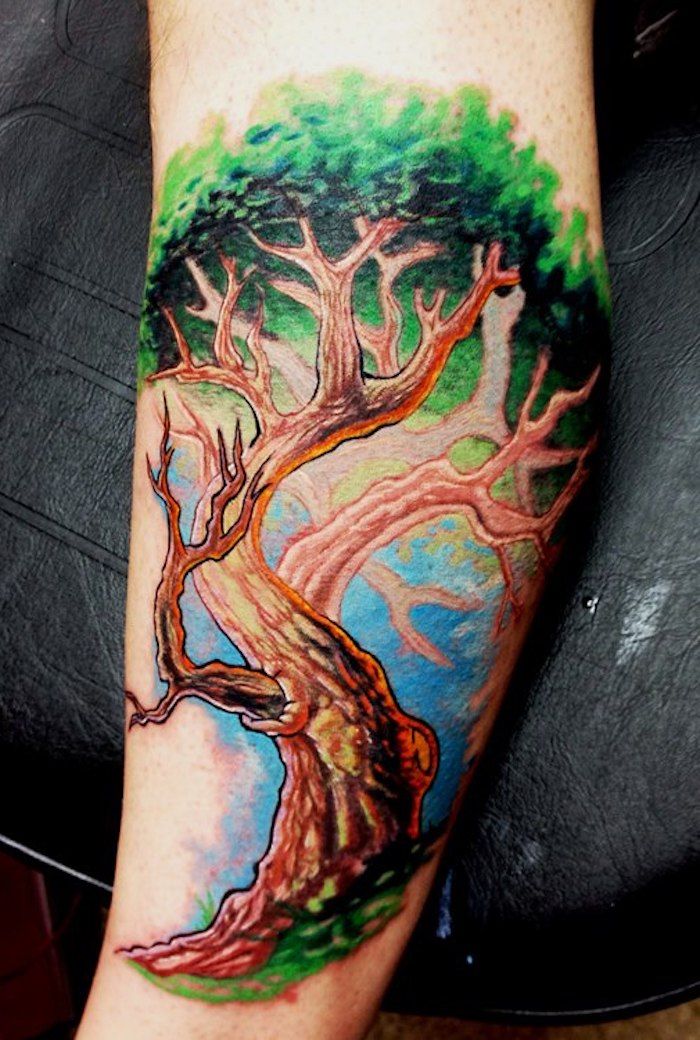 un tatuaj colorat de copac al vieții pe fundal albastru