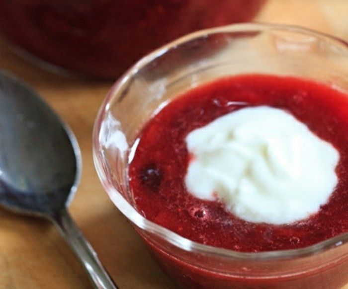 deilige desserter-med-frukt-kokk-og-nyte-selv-marmelade-making med-yoghurt-tjener