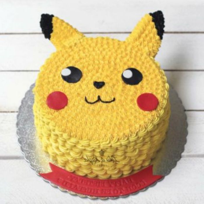 una torta pokemon gialla - ecco un pikachu con le guance rosse e gli occhi neri