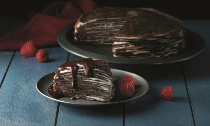 dekorere deilig sjokolade-kake-med-raspberry-