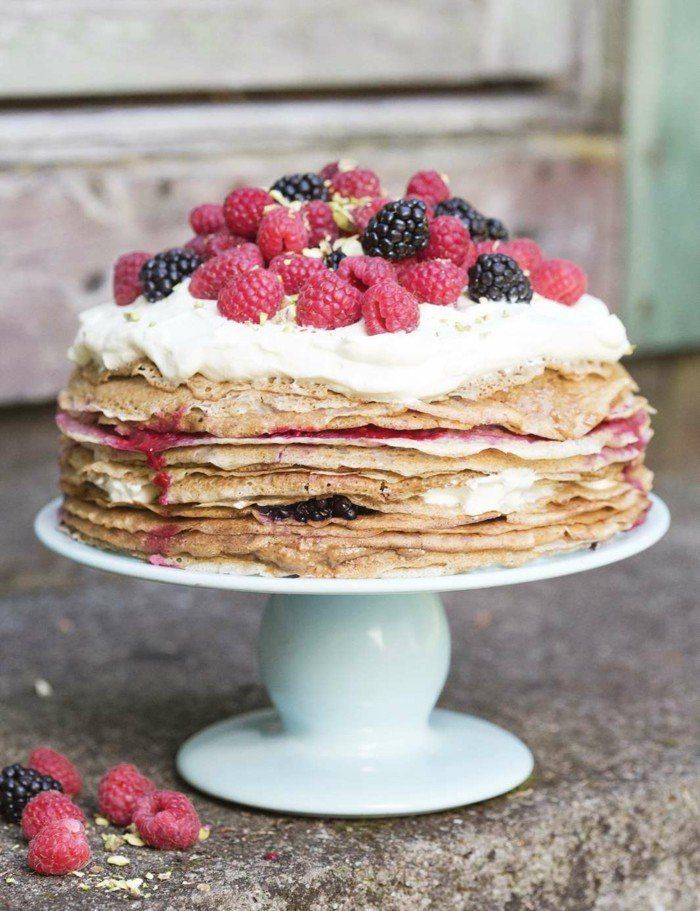 deilig-kake-på-kaken stå med berries--