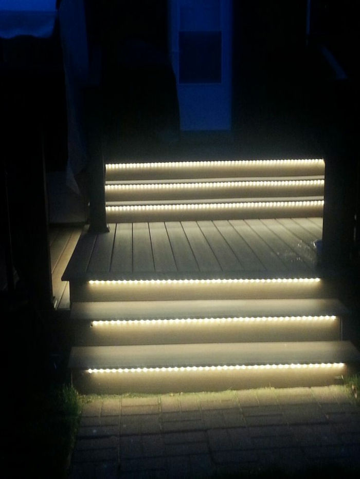de iluminat cu LED-uri de culori contrastante, scări