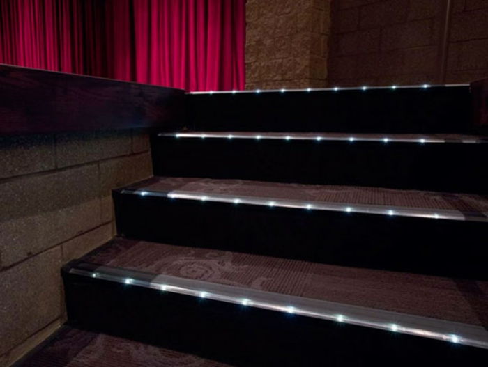 oświetlenie led schodów-super-ciekawe zdjęcia, ciemne zabarwienie
