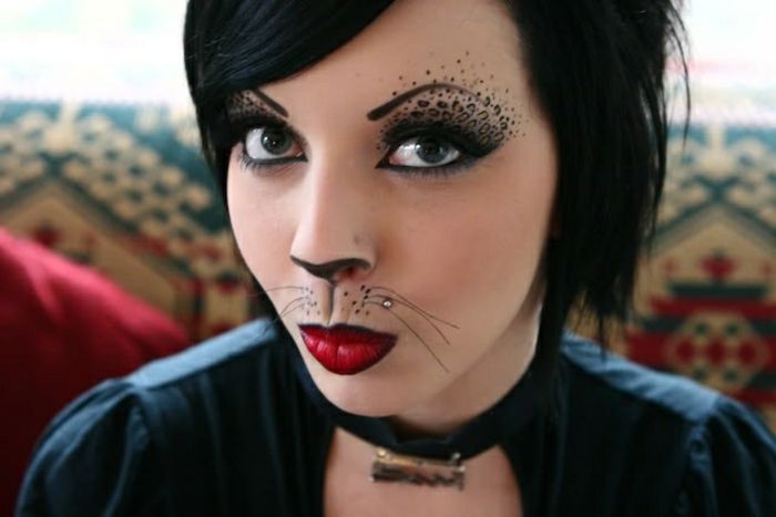leopard fata make-up-negru-păr-rosu-buze