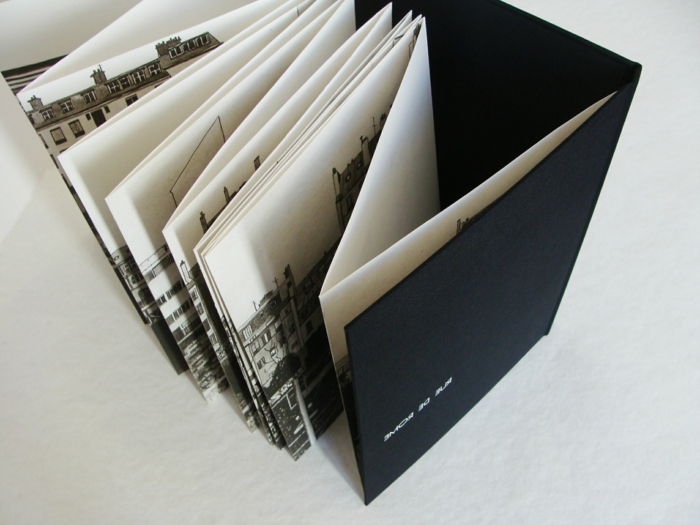 Folder ulotki, czarno-białe zdjęcia z miasta z czarną kopertą