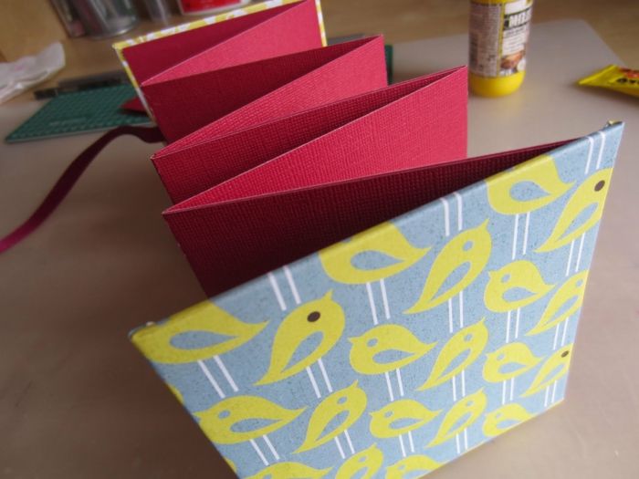 pássaros amarelos sobre fundo azul no envelope folhas vermelhas - fazendo leporello em si