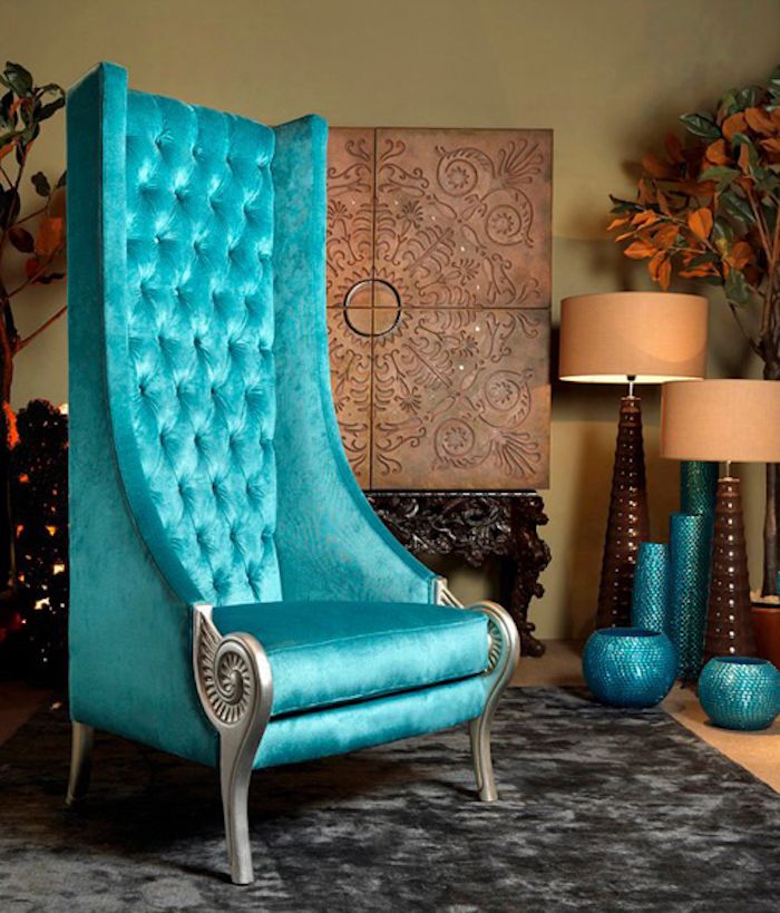 Tyrkysová modrá čítacia stolička s vysokým chrbtom, strieborné nohy, starožitný nábytok, rastliny v miestnosti