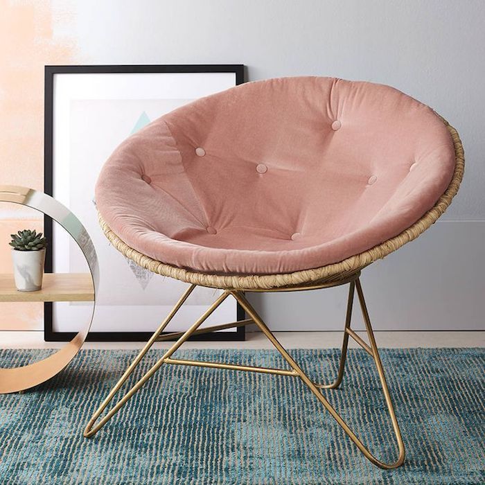 rund rottstol med metallben, ombremur i rosa och vit, designerbord med kaktusplantor