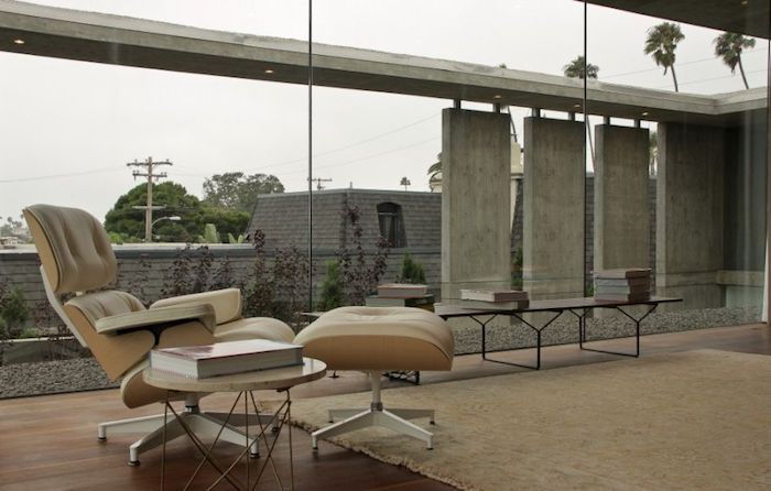 Koppla av stol med avföring i beige, vardagsrum med utsikt över trädgården, indirekt LED-belysning
