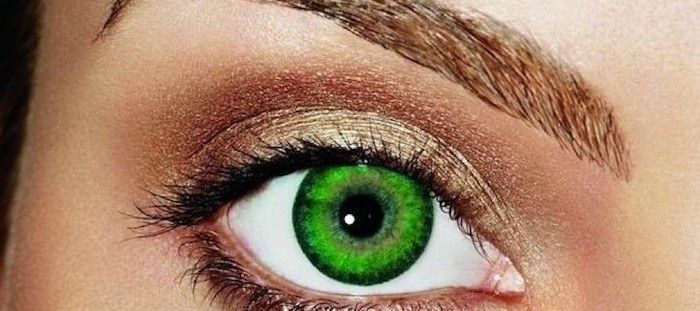 bela pele jovem com pele acastanhada, olhos ovais, verde saturado