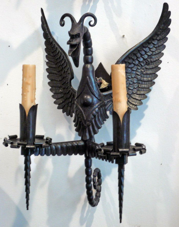 decorative de candelabru metalic în culoarea grafitului pentru două lumânări cu o creatură mitică