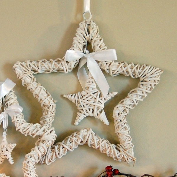 hvit juledekorasjon - to interessante stjerner og en bue i hvit farge