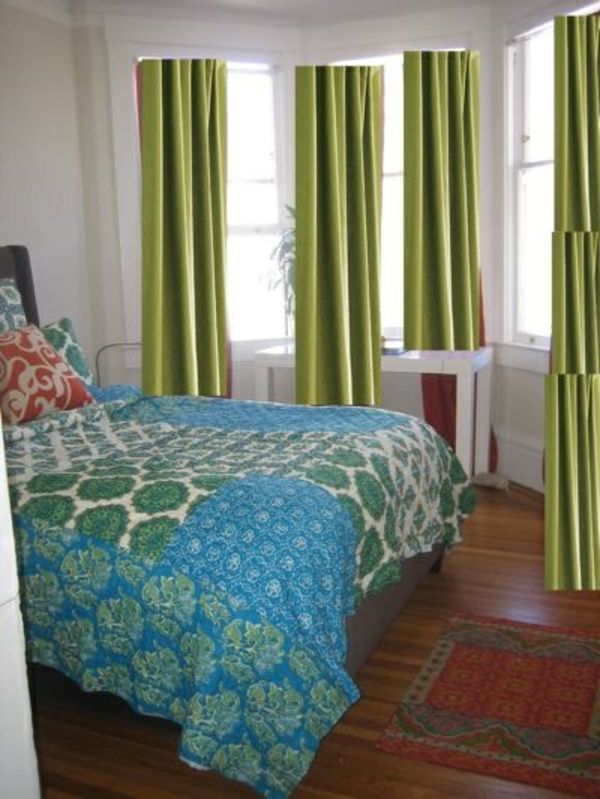 ljus-gardiner-för-sovrum-färgstarka sängkläder