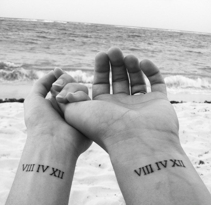 tatuaggi per partner, tatuaggi con piccoli bracciali, data, cifre, tatuaggi, per completarsi a vicenda