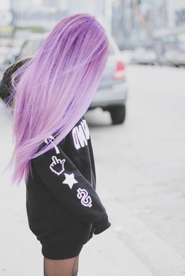 cabelos púrpura-elegante-linda-mulher - na cidade