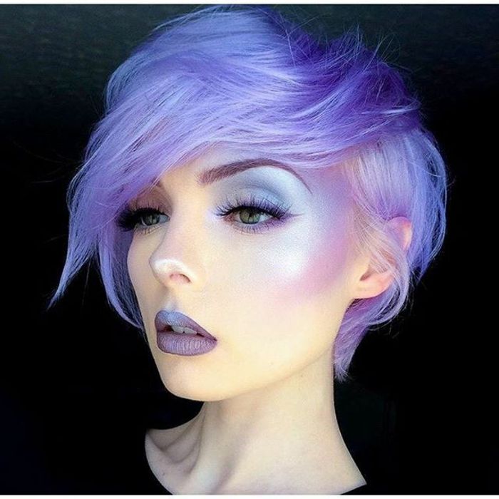 păr deschis violet, aproape alb, cu reflexii albastre, dermatograf violet combinat cu fard de obraz albastru, ruj în violet rece, liliac albastru-buze