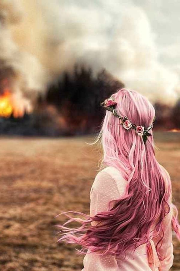 cabelo roxo com nuances rosadas - fogo por trás