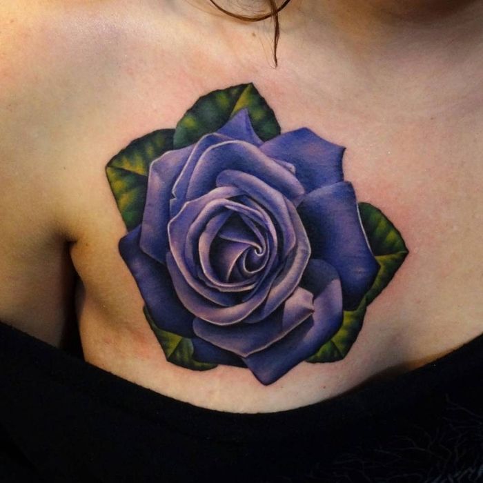 wspaniały mały fioletowy tatuaż z zielonymi liśćmi - pomysł na tatuaż dla kobiet