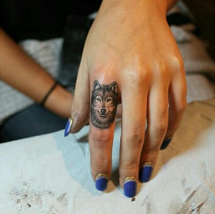 una dintre ideile noastre preferate pentru un tatuaj de wolftattoo - lup pe deget si lustru de unghii violet