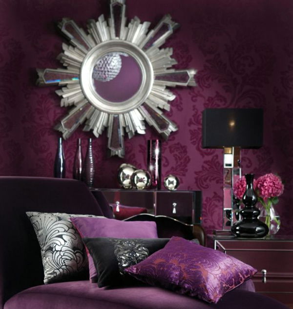 Okrúhle luxusné zrkadlo a fialové steny a obliečky v spálni