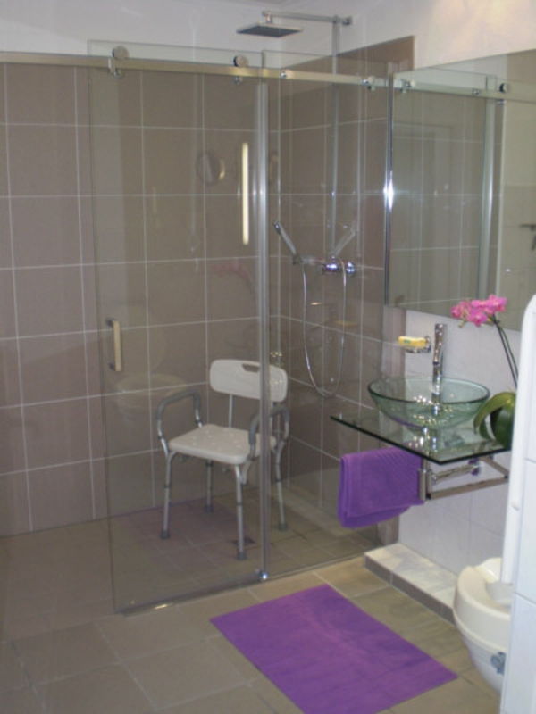 mor halı-banyo-ile-a-walk-in-duş-ultramodern
