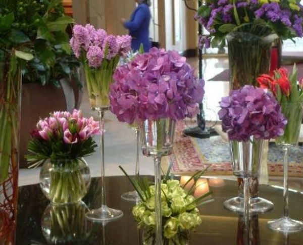 lila-tischdeko-med-blommor-lila färg