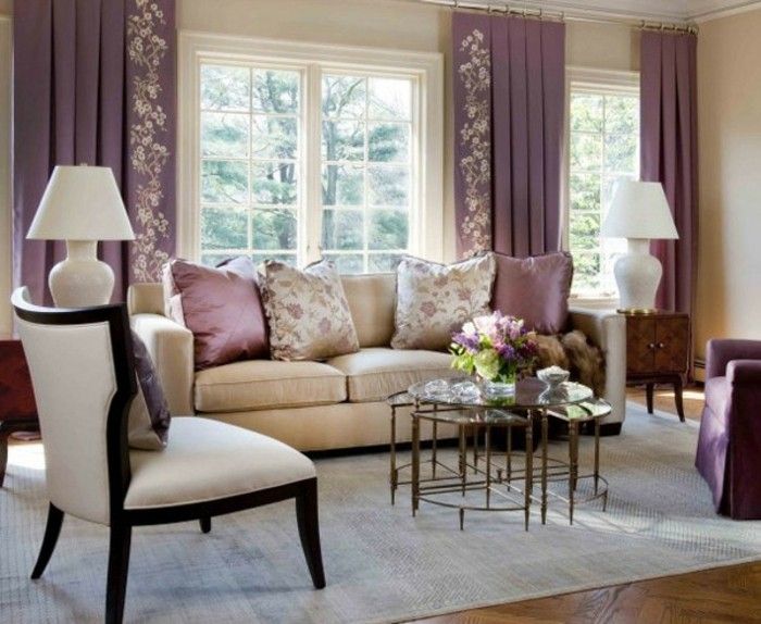 lila-gardiner-färg cappuccino-och-vit-in-vardagsrum
