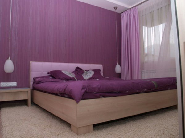 spálňa s dizajnom purpurovej steny