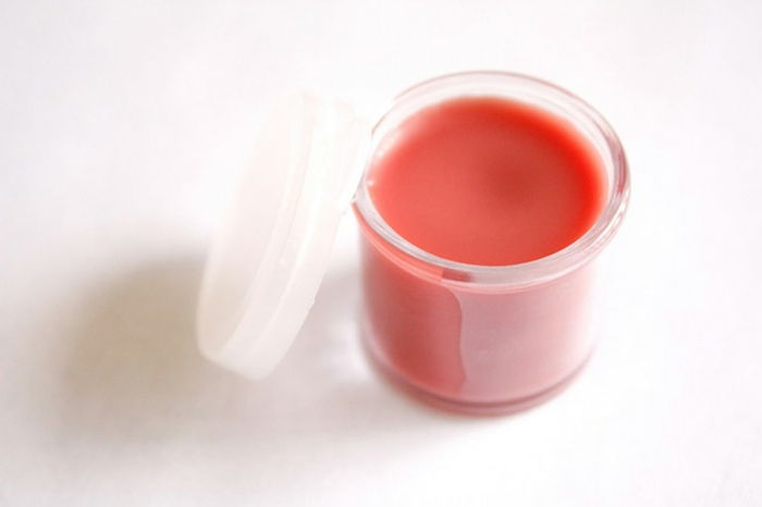 Gör läppglans själv - rosa läppglans från mandelolja, sheasmör, bivax, ricinolja