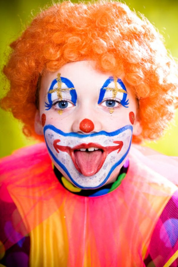 clown makeup - barn med orange peruk - rolig smink