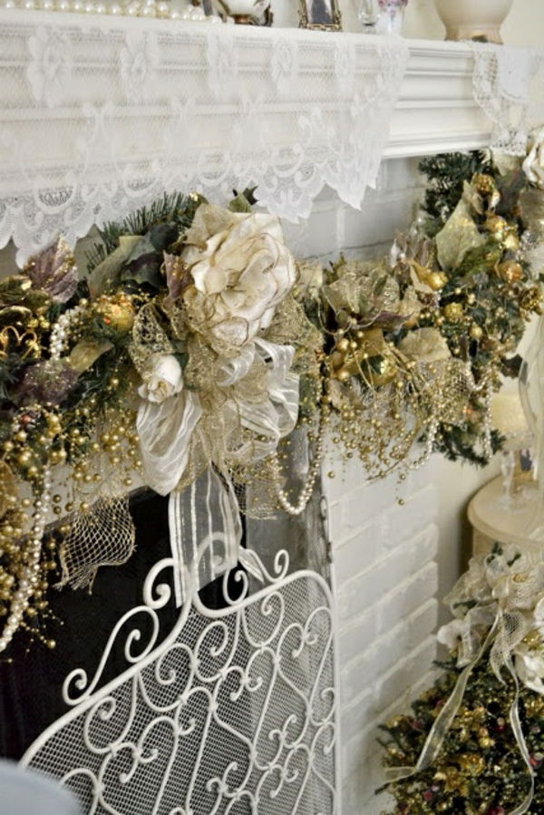 białe świąteczne dekoracje - biały kominek z kwiatami i grind