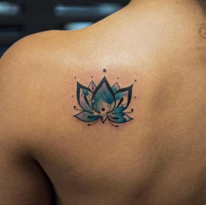 tatuaj colorat pentru femei, lotus, purpuriu, albastru și negru, idei pentru tatuajele din spate
