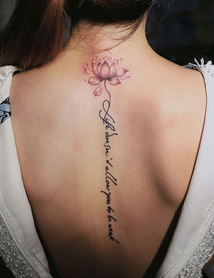 raudonas lotosas ir rašysena, graži tatuiruotė ant nugaros, moterų tatuiruotės idėjos