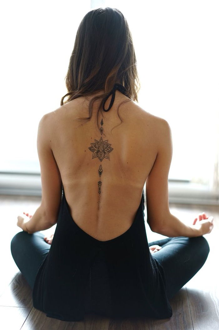 Tatuiruotės idėjos moterims, nugaros tatuiruotė, lotosas, giliai nugaros pjūvis, vasaros atvaizdas