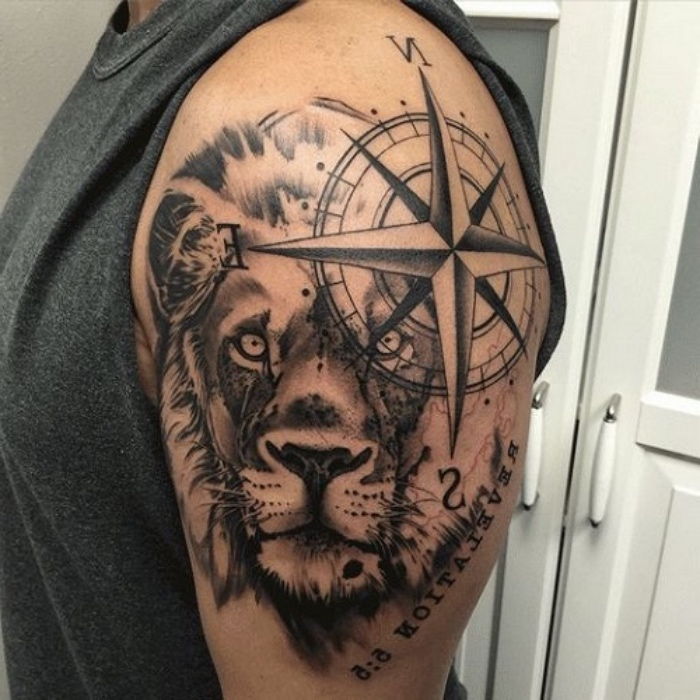 velik črni lev in velik črni kompas na rami - ideja za kompas tatoo za moške