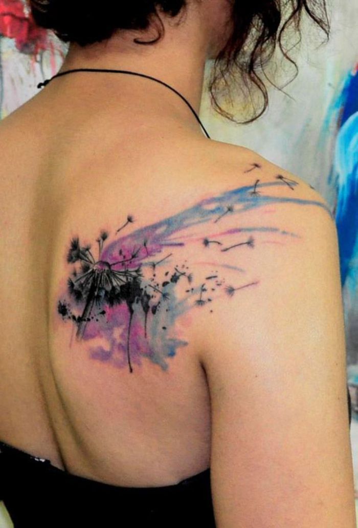 kolorowy tatuaż, mniszek lekarski, czarny, niebieski i fioletowy, tatuaże na plecy i ramiona