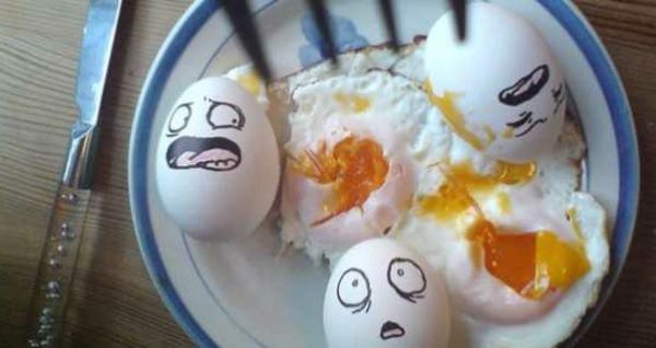 komik resimler-on-yumurta-boyama-içinde-plaka karşı karşıya