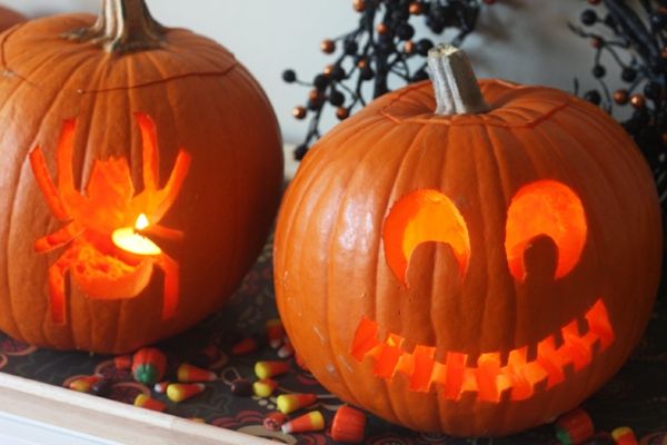 rolig Halloween pumpa-schnitzen-