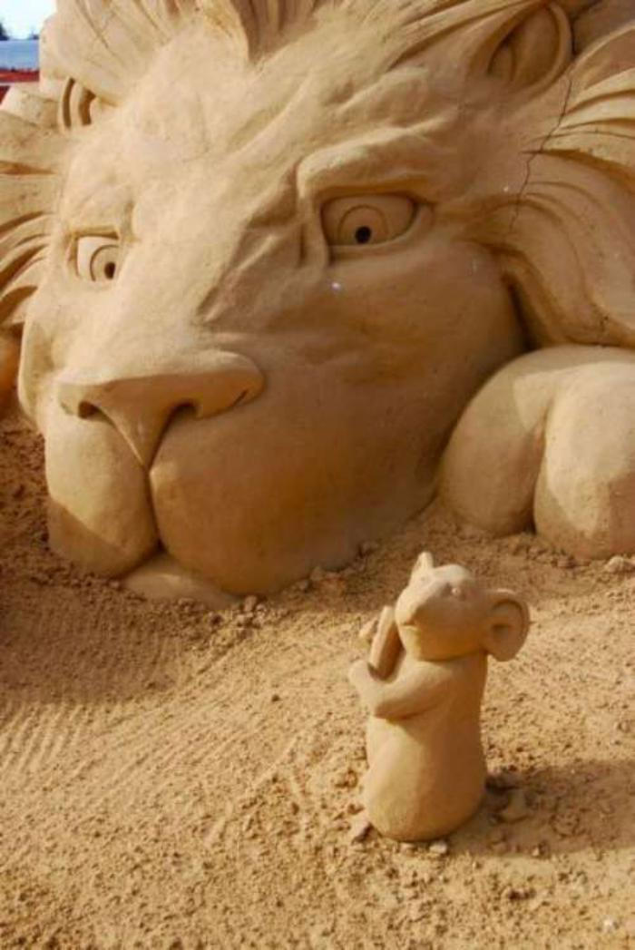 morsom Sand Sculpture av Lion og mus