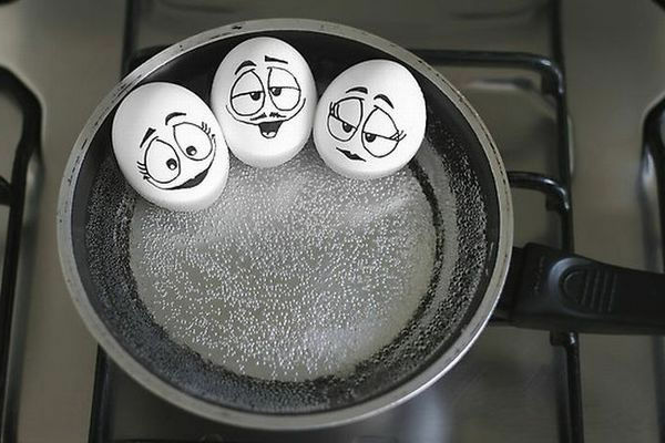 Üç komik boyanmış yumurta-in-the-pan