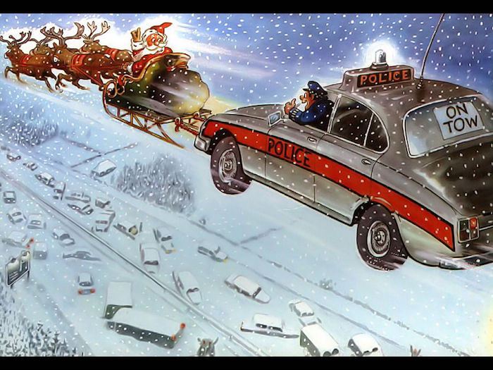Vackra julbilder - Santa Claus tar en polisbil över den frusna motorvägen