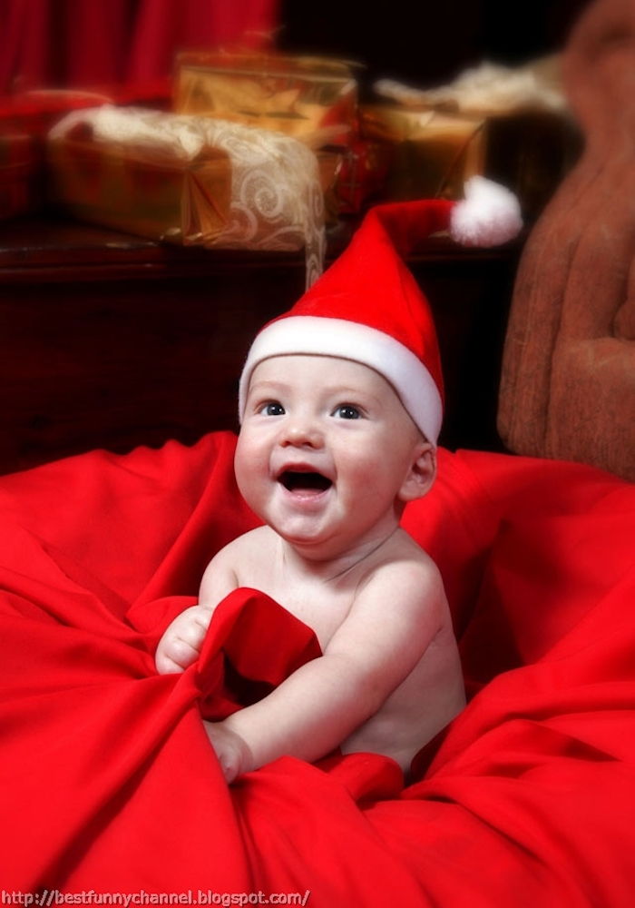en liten bebis ut ur säcken av jultomten kvar med santa hatt - vackra julbilder