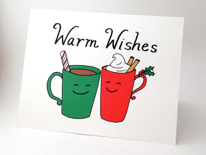 två koppar i grön och röd färg med varm choklad och varmt grattis - God jul