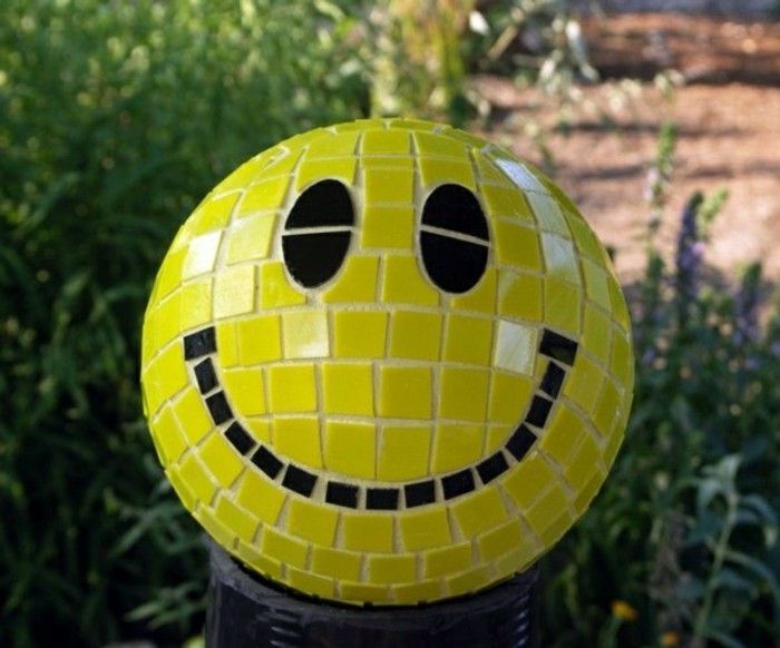 funny-Gartendeko-själv-göra-ball-med-en-leende ansikte
